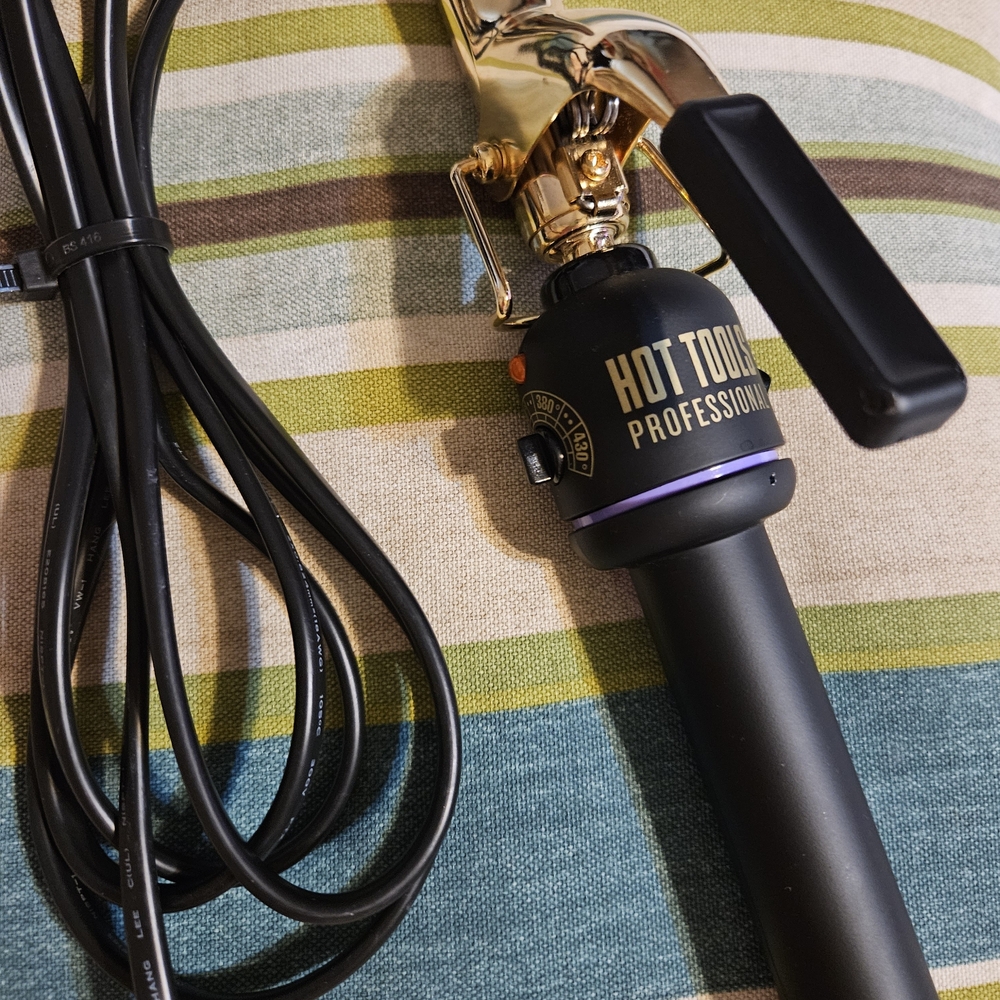 The Hot Tools Model 1101 is a professional 3/4-inch 24K gold-plated curling iron